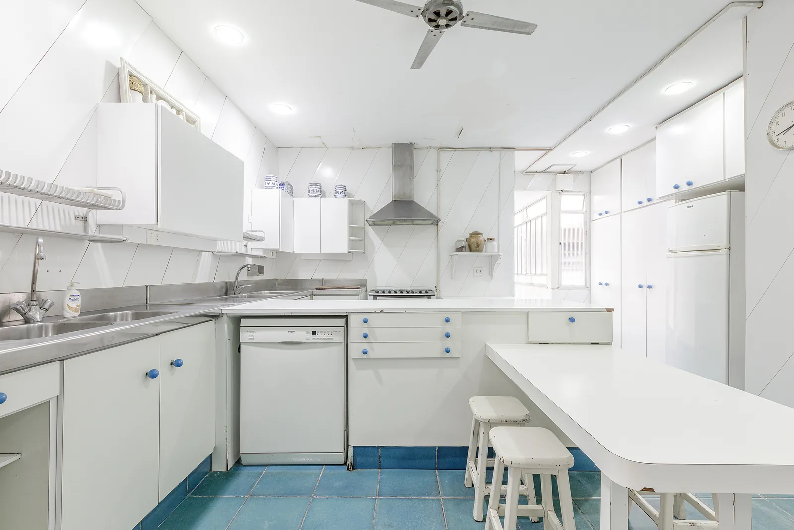 A kitchen with an extractor hood and a central island