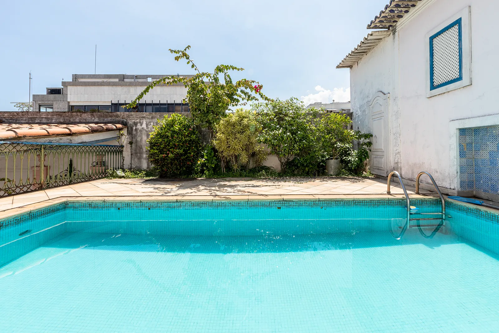 The pool and the rooftop garden, the hills of Rio behind