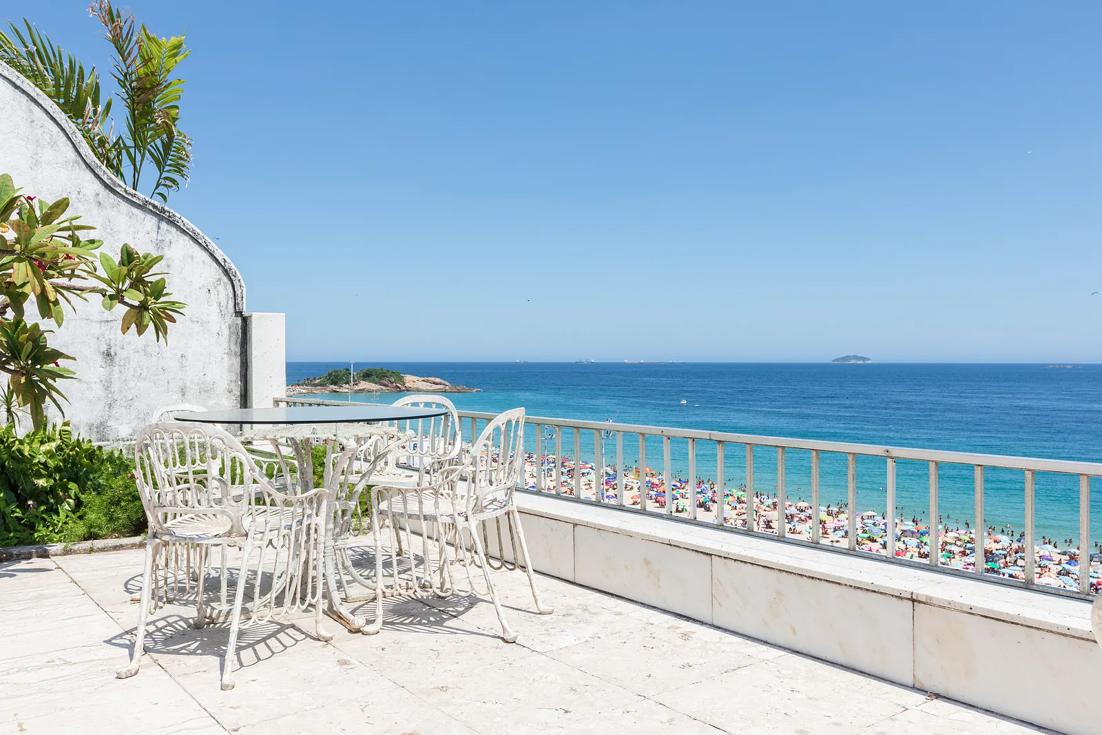 A terrace table facing the sea and the islands