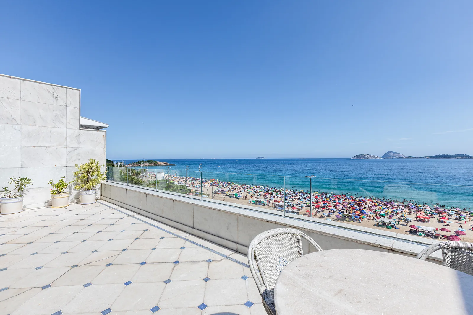 The whole curve of Ipanema beach from the terrace